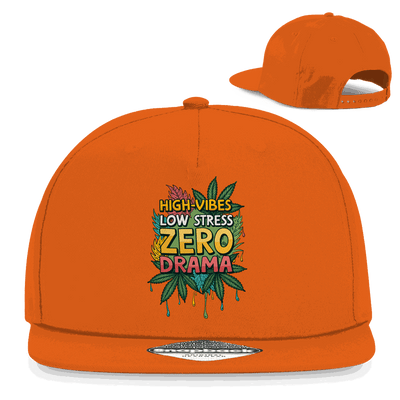 Division420 Snapback Cap aus Baumwoll-Twill mit flachem Schirm und Retro-Snapbackverschluss, urbaner Streetwear-Style.