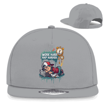 Division420 Snapback Cap aus Baumwoll-Twill mit flachem Schirm und Retro-Snapback-Verschluss, urbaner Style und hoher Tragekomfort.